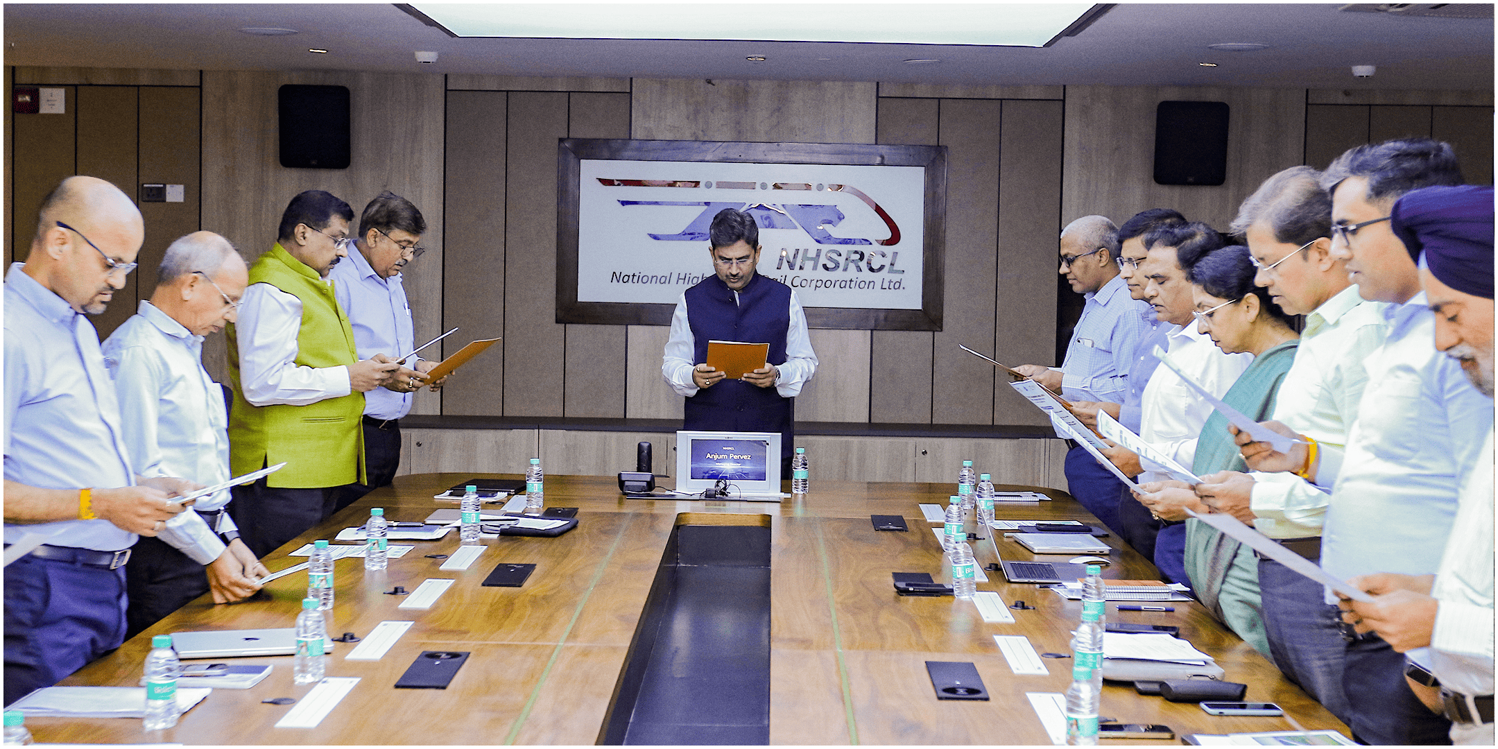 શ્રી અંજુમ પરવેઝ, એમડી/NHSRCL એ સતર્કતા જાગૃતિ સપ્તાહ 2025ના અવસરે કોર્પોરેટ ઓફિસમાં અધિકારીઓને સતર્કતા પ્રતિજ્ઞા અપાવી।